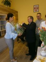 Kwiaty i upominki od Samorządu Mieszkańców dla Pani Dyrektor.