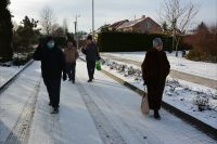 Mieszkańcy podczas zimowego spaceru w ogrodzie.