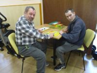 Pan Mirosław i Pan Przemysław spędzają czas przy grach planszowych.