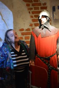 Pani Lidia na zdjęciu ze średniowiecznym rycerzem.
