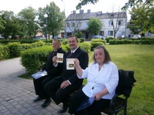 Mieszkańcy z dyplomami za uczestnictwo w Maratonie Biblijnym.