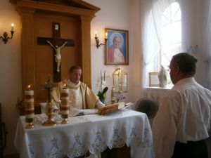 Ksiądz Kapelan odprawia Mszę Świętą w naszej Kaplicy.