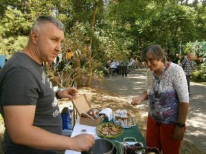 Pani Jadwiga podczas wyrobu mydełek dekoracyjnych.