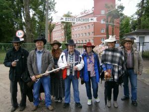 Zdjęcie grupowe kowboi z DPS Nasielsk.