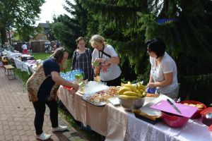 Przygotowanie stoiska z żywnością i piciem dla pielgrzymów.