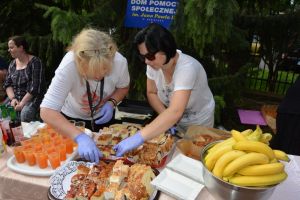 Przygotowanie stoiska z żywnością i piciem dla pielgrzymów.