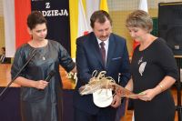 Przekazanie prezentu na ręce Pani Dyrektor szkoły.