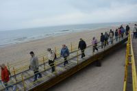 Grupa schodzi na plażę.