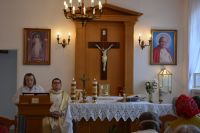 Mieszkańcy uczestniczą w oprawie Mszy Świętej.