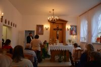 Mieszkańcy uczestniczą w oprawie Mszy Świętej.