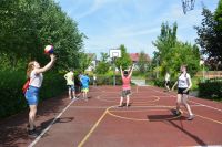 Zabawy sportowe na boisku w ogrodzie.