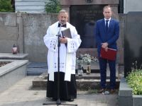 Proboszcz Parafii św. Wojciecha w Nasielsku przemawia do zgromadzonych.