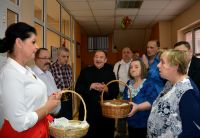 Pani Dyrektor i Ksiądz Kapelan z Mieszkańcami Domu.