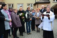 Poświęcenie nowego samochodu na dziedzińcu Domu.