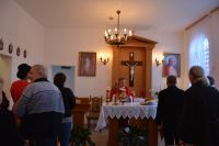 Kapelan Domu odprawia Mszę Świętą w kaplicy.
