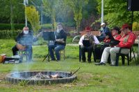 Zespół "Promień" gra i śpiewa cygańskie piosenki.