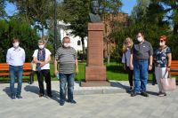 Pamiątkowe zdjęcie przy pomniku Wiktora Gomulickiego.