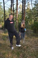 Pan Piotr i Pani Lucyna spacerują po lesie.