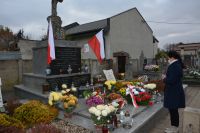 Pani Dyrektor składa kwiaty na grobie poległych w Bitwie Warszawskiej.