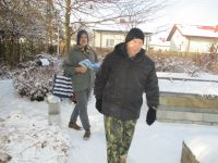 Mieszkańcy podczas zimowego spaceru w Ogrodzie Terapeutycznym.
