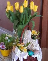 Wielkanocny koszyczek z pisankami na naszej stołówce.