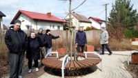 Mieszkańcy na spacerze do Ogrodu Terapeutycznego.