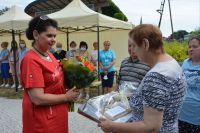 Pani Ewa podarowuje Pani Dyrektor ceramicznego anioła.