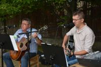 Zespół "Promień" gra i śpiewa szanty w Ogrodzie Terapeutycznym.