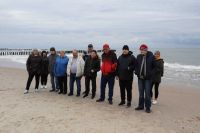 Wycieczka do Unieścia. Zdjęcie grupowe na plaży.