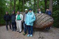 Obok ogromnej szyszki podczas wędrówki „Leśną pętlą przygód i tajemnic”.