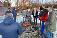 Zebraliśmy się wokół ogniska, aby było nam cieplej i weselej.