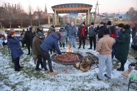 Zebraliśmy się wokół ogniska, aby było nam cieplej i weselej.