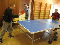 Pan Przemysław i Pan Mirosław grają w tenisa stołowego.
