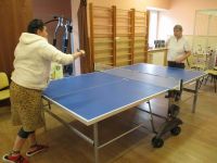 Pani Justyna i Pani Ewa grają w tenisa stołowego.