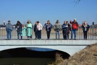 Wspólnie żegnamy zatopioną Marzannę, która odpływa w siną dal.