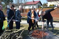 Kiełbaski są już gotowe. Można rozpocząć poczęstunek przy ognisku.