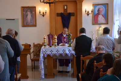 Kapelan naszego Domu odprawia wyjątkową Mszę Świętą w kaplicy.