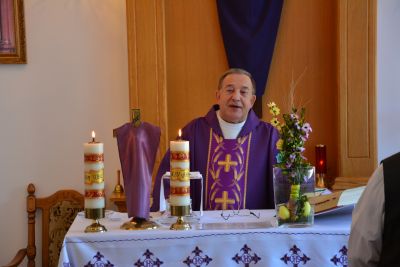 Ksiądz Tadeusz, kapelan naszego Domu, podczas Mszy Świętej w kaplicy.