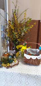 Wielkanocny koszyczek i świąteczna dekoracja na naszej stołówce.