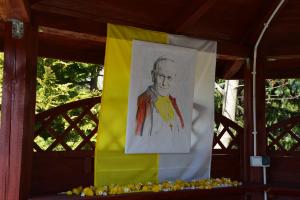 Pokolorowany przez Mieszkańców portret Jana Pawła II.