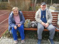 Pani Teresa i Pan Sławomir odpoczywają w Ogrodzie Terapeutycznym.