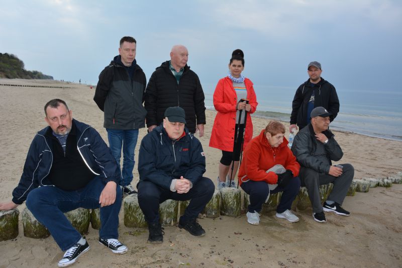 Pamiątkowe zdjęcie podczas spaceru po plaży.