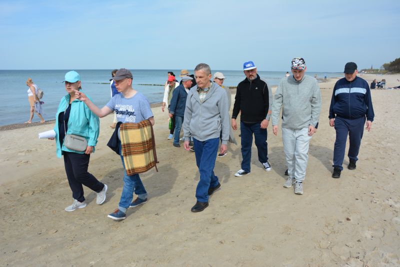 Pamiątkowe zdjęcie podczas spaceru po plaży.