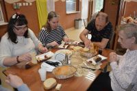 Mieszkańcy podczas poczęstunku - grillowane kiełbaski oraz kaszanka.