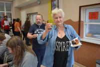 Pani Magda zaraz posili się grillowaną kiełbaską oraz kaszanką.