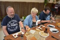 Mieszkańcy podczas poczęstunku - grillowane kiełbaski oraz kaszanka.