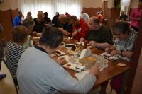 Mieszkańcy podczas poczęstunku - grillowane kiełbaski oraz kaszanka.