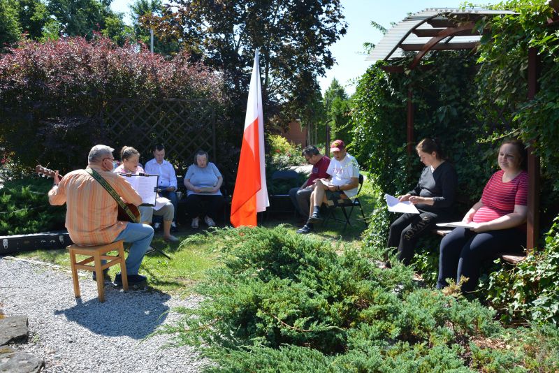 Śpiewamy piosenki powstańcze podczas rocznicowego spotkania w ogrodzie.