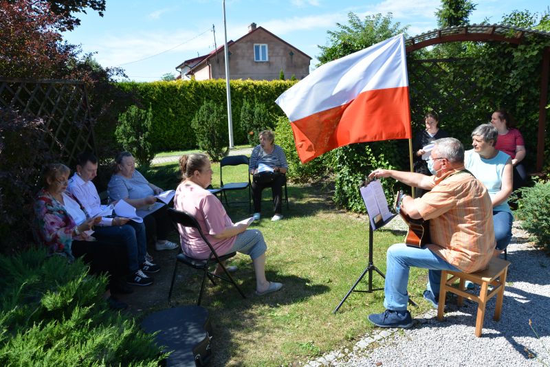 Śpiewamy piosenki powstańcze podczas rocznicowego spotkania w ogrodzie.