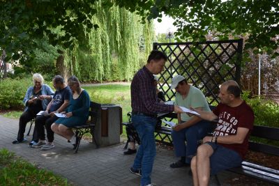 Początek spotkania. Pan Maciej rozdaje śpiewniki.